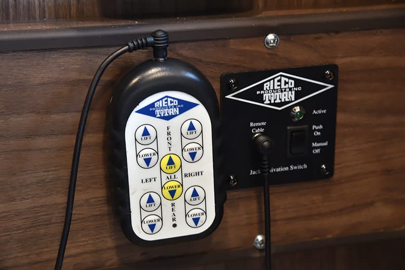 Palomino SS-550 can have Rieco-Titan electric jacks