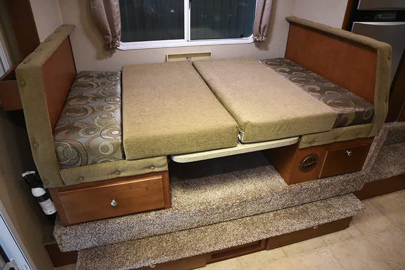 Arctic Fox 992 dinette bed