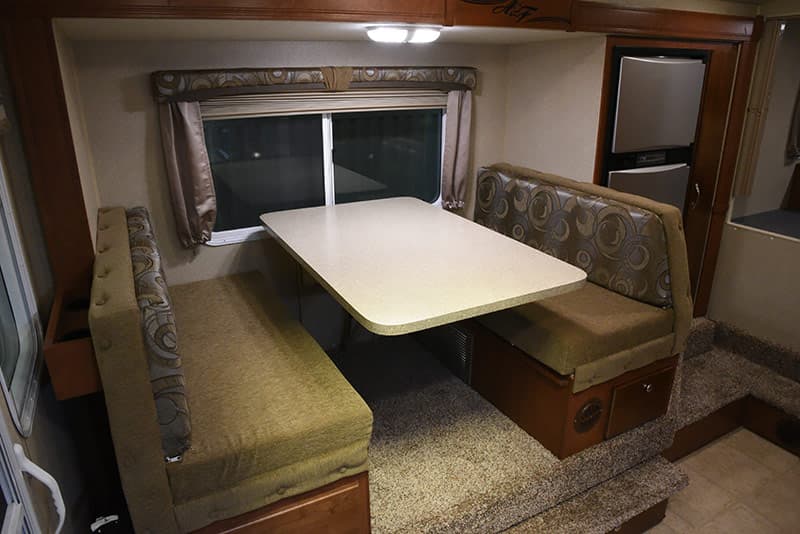 Arctic Fox 992 dinette seating