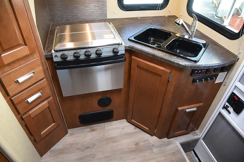 Stainless steel oven and stove in the Lance 975