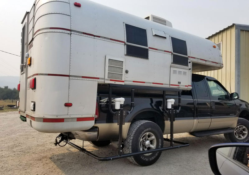 Avion Camper With Black Stable Lift