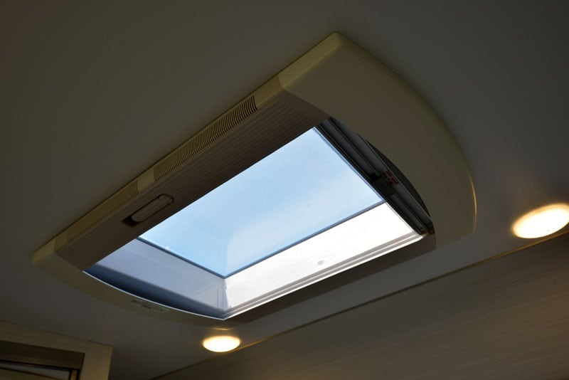 Hengs Skylight In Cabover