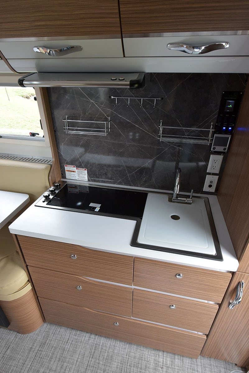 Cirrus 670 Kitchen