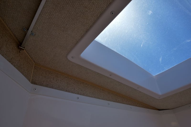 Arctic Fox 865 Wet Bath Roof Curve