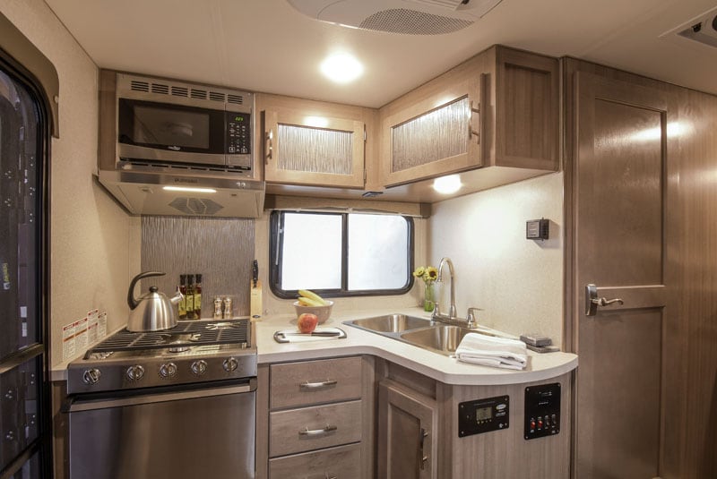 Adventurer 86FB Kitchen And Mid Bath Model