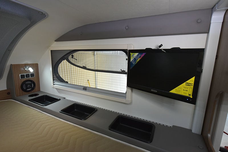 Cirrus 720 Cabover Passenger Side Wide