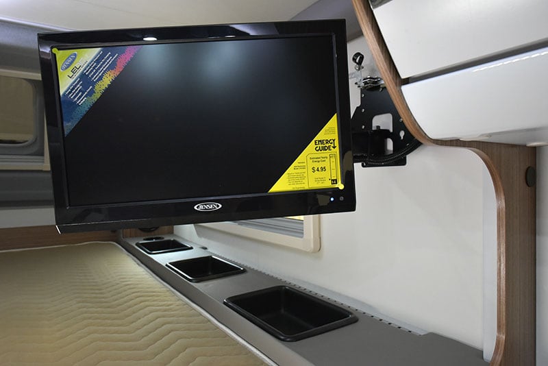 Cirrus 720 Cabover Television