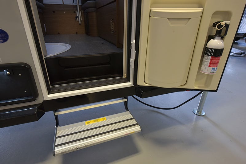 Cirrus 720 Entry Step And Trash Can