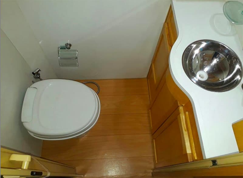 Motortrailer Camper Bathroom