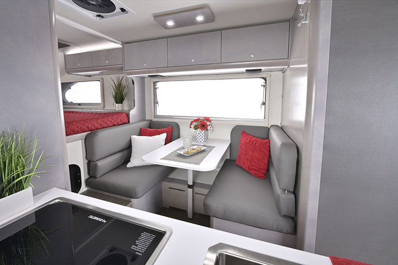 2022 Cirrus 820 Dinette