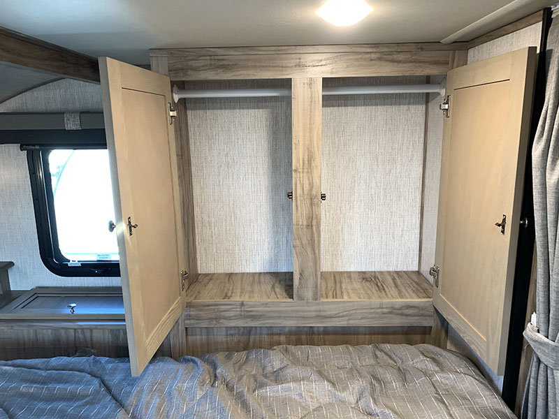 Palomino HS 2910 Camper Cabover Passenger Closet