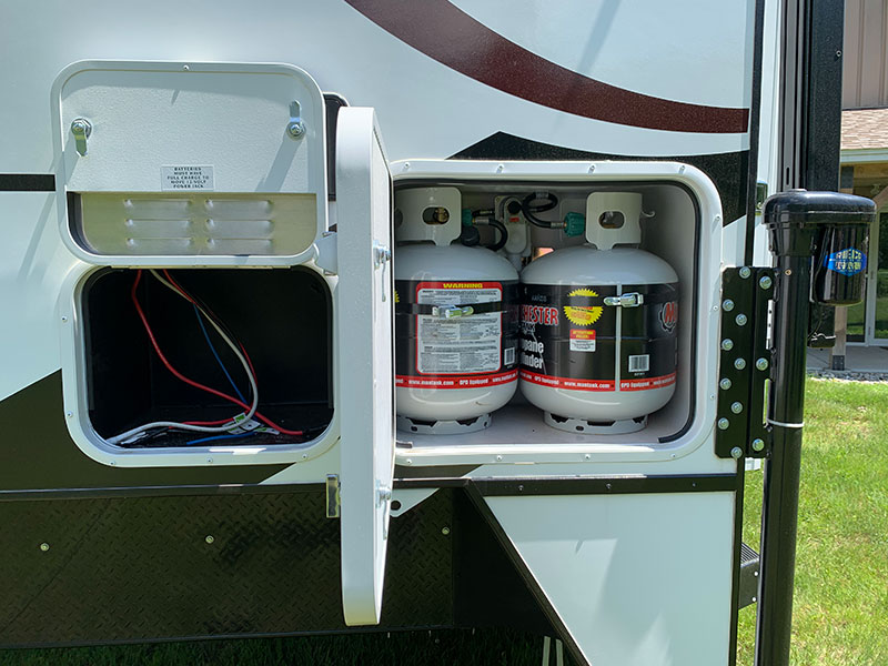 Wolf Creek 850 Camper Propane And Battery