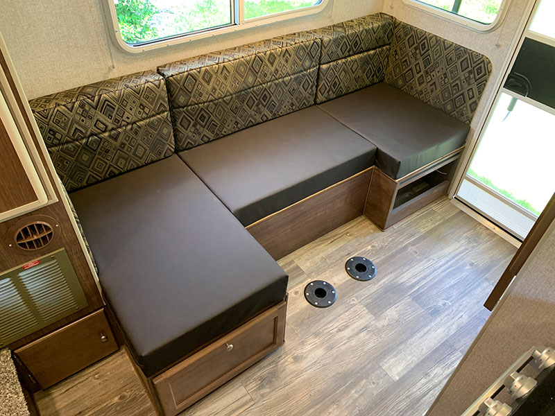 Wolf Creek 850 Dinette Bed