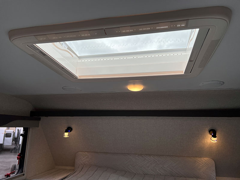 Lance 960 Camper Cabover Heki Skylight