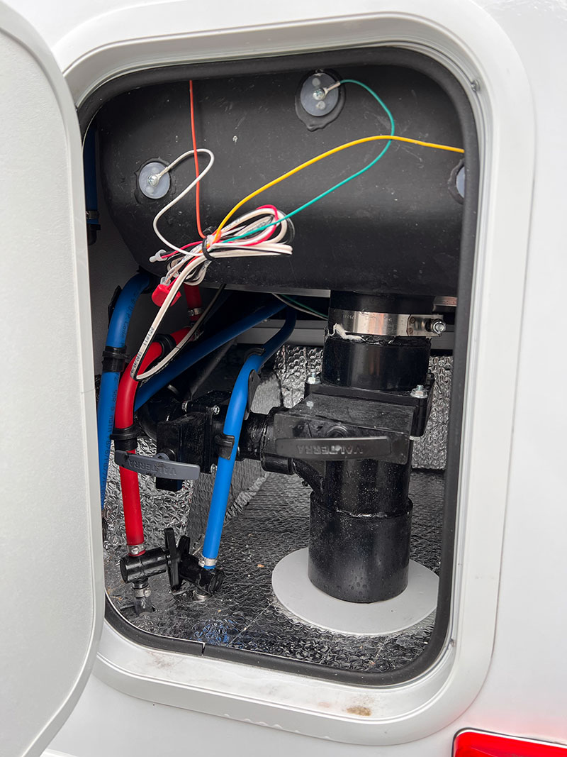Lance 960 Dump Pull Compartment