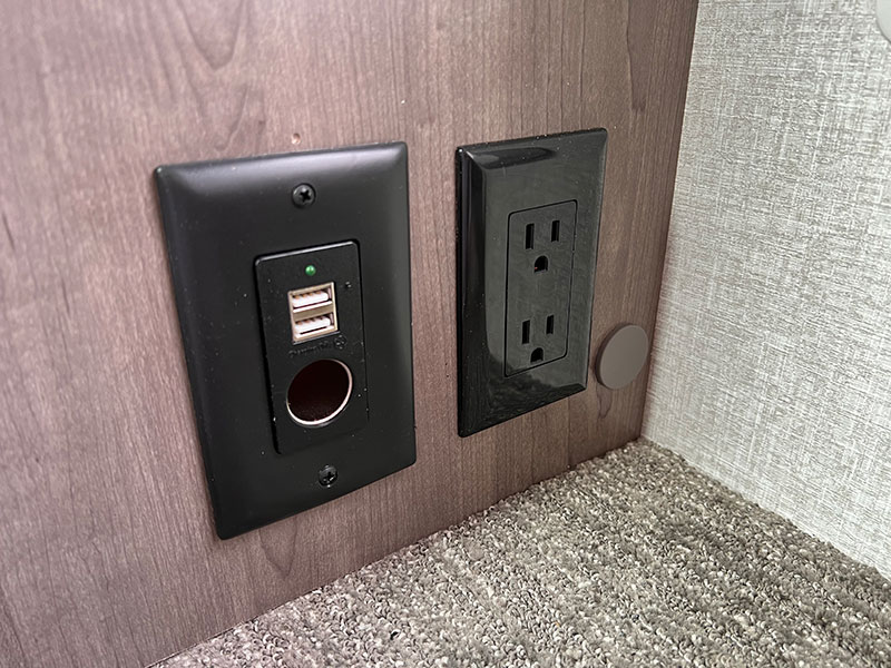 Lance 960 INT Cabover Outlets