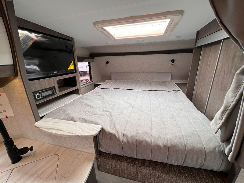 Lance 960 INT Cabover Wide B