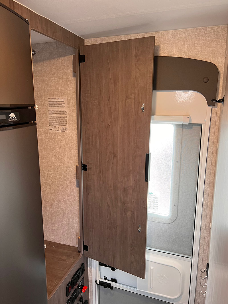Lance 960 INT Rear Closet With Sticker