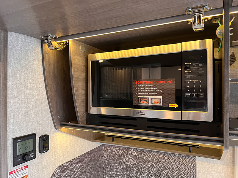 Lance 960 Kitchen Microwave