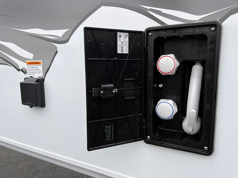 Lance 960 Outside Shower And 30 Amp