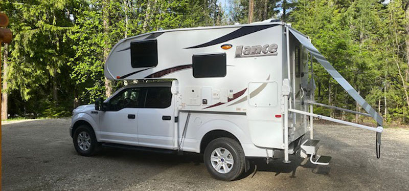 Jack Flags Aid In Loading A Truck Camper 5