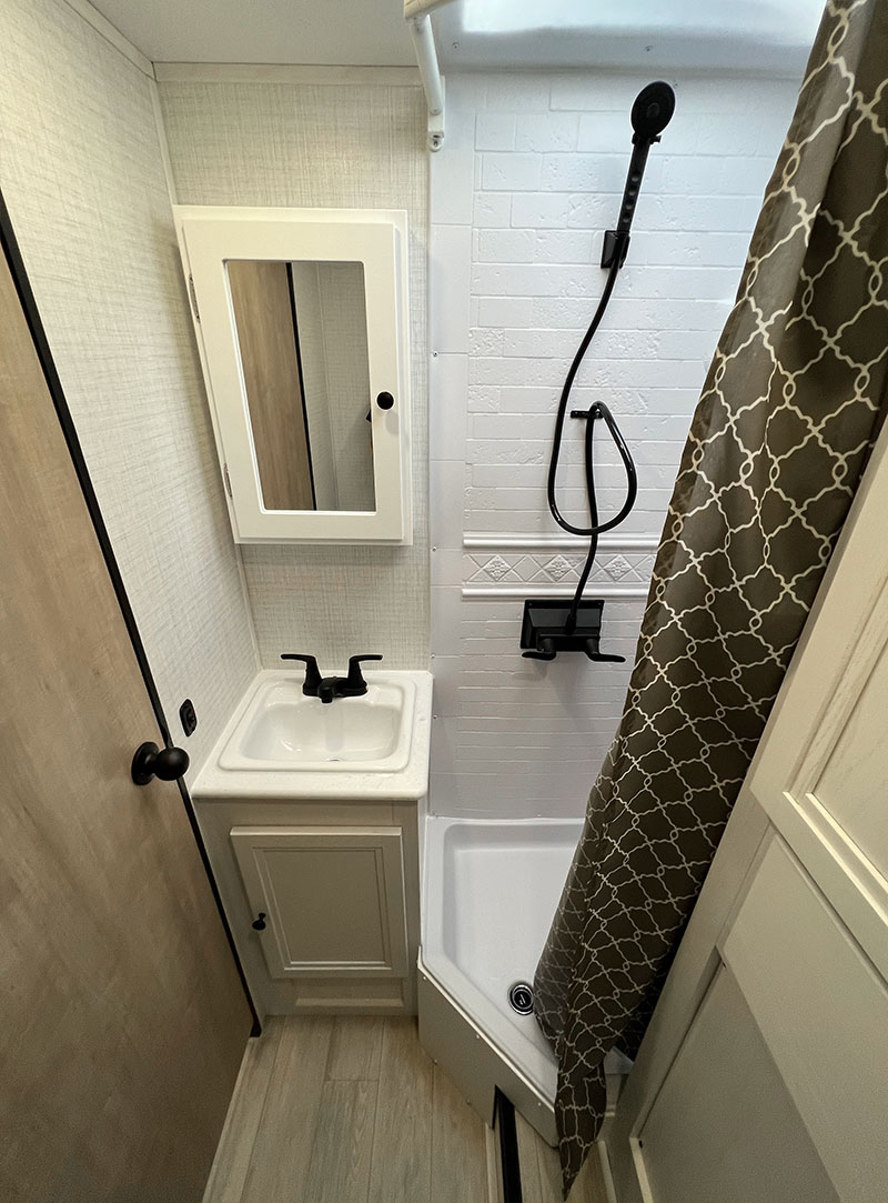 Palomino 3210 Dry Bath Hero Shot