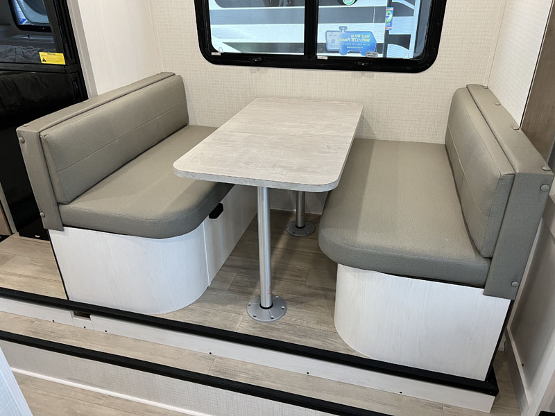 Palomino HS 3210 Dinette Close