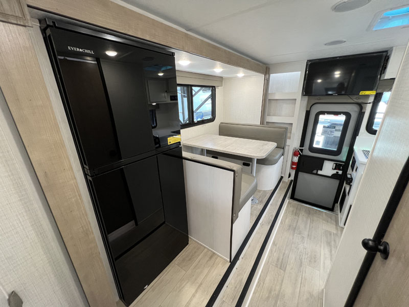 Palomino HS 3210 Refrigerator And Dinette