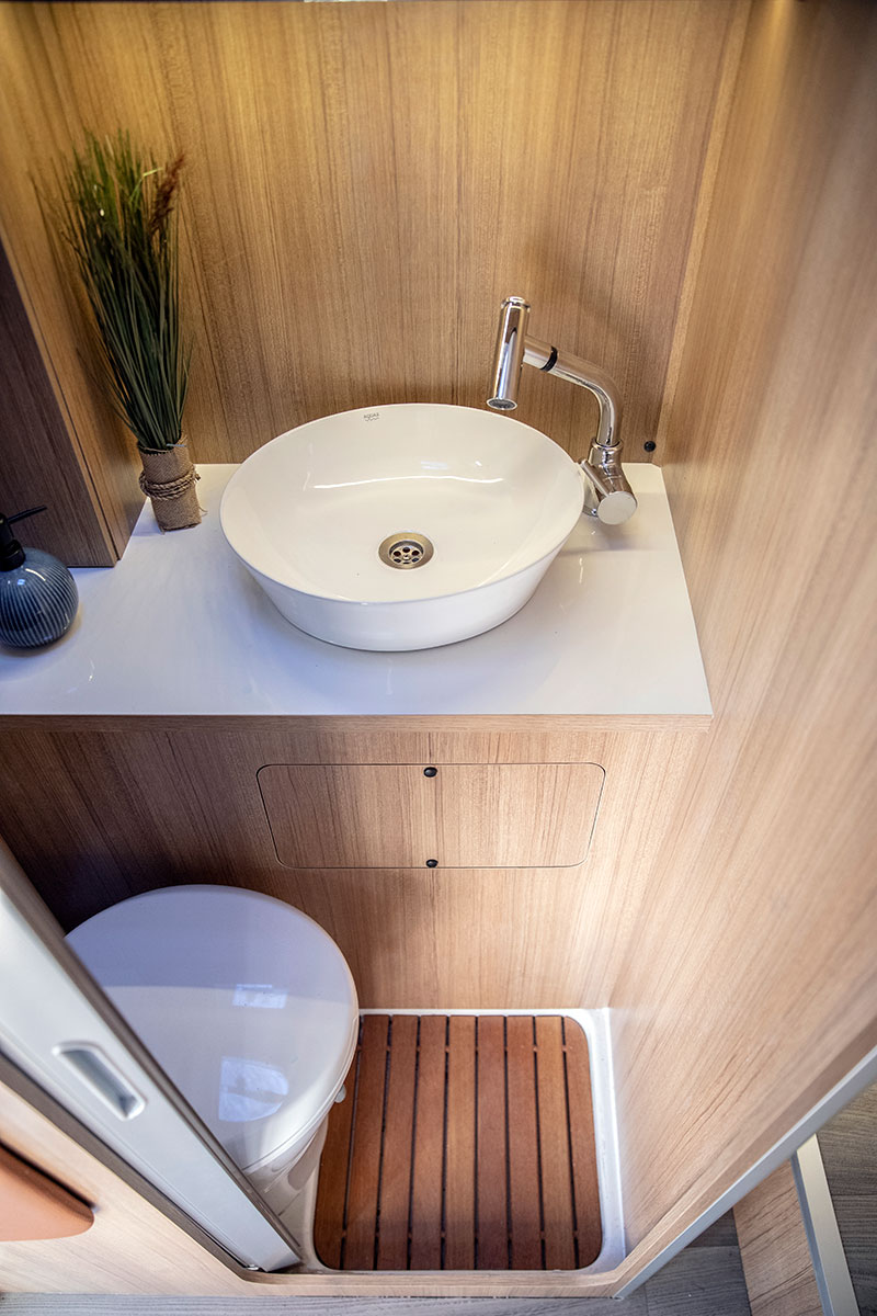 Hotomobil Gladiator XL Interior truck camper