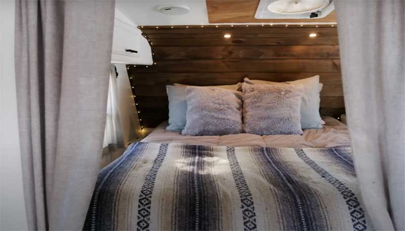 Lance 981 Bedroom