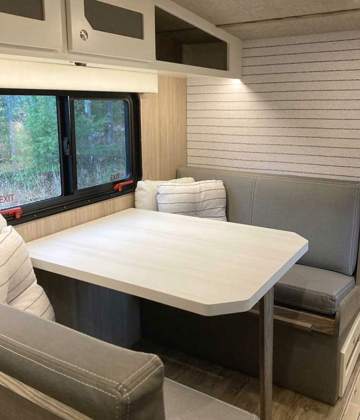 Kingstar KRUZR 8 with dinette and wall accent