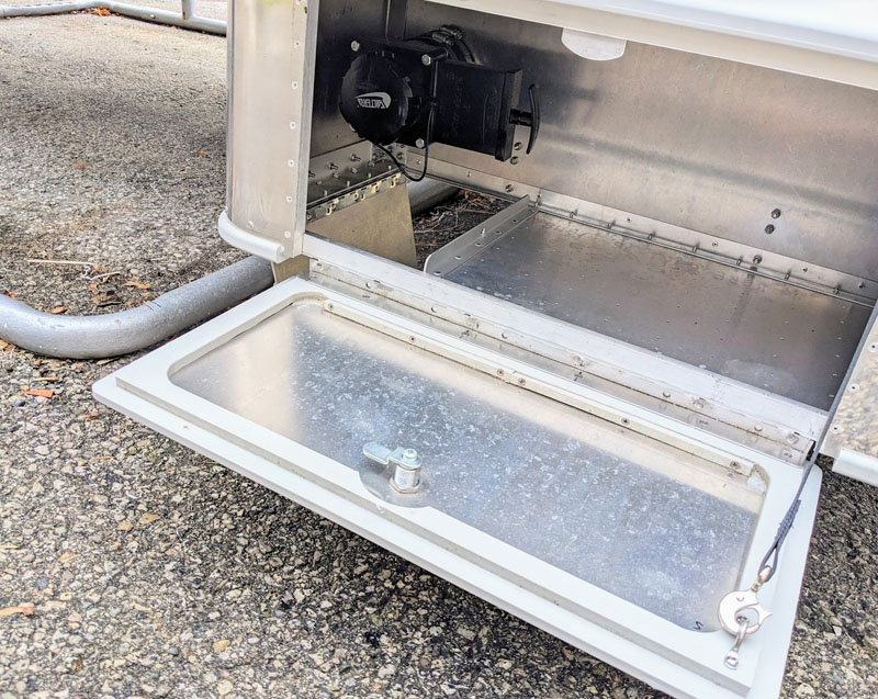 Avion Step Curb Side Compartment