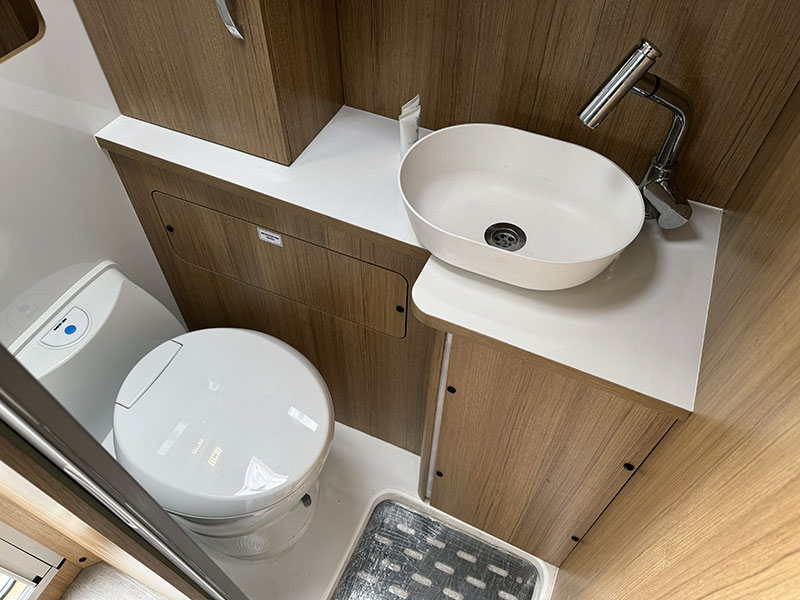Hotomobil Interior Bathroom