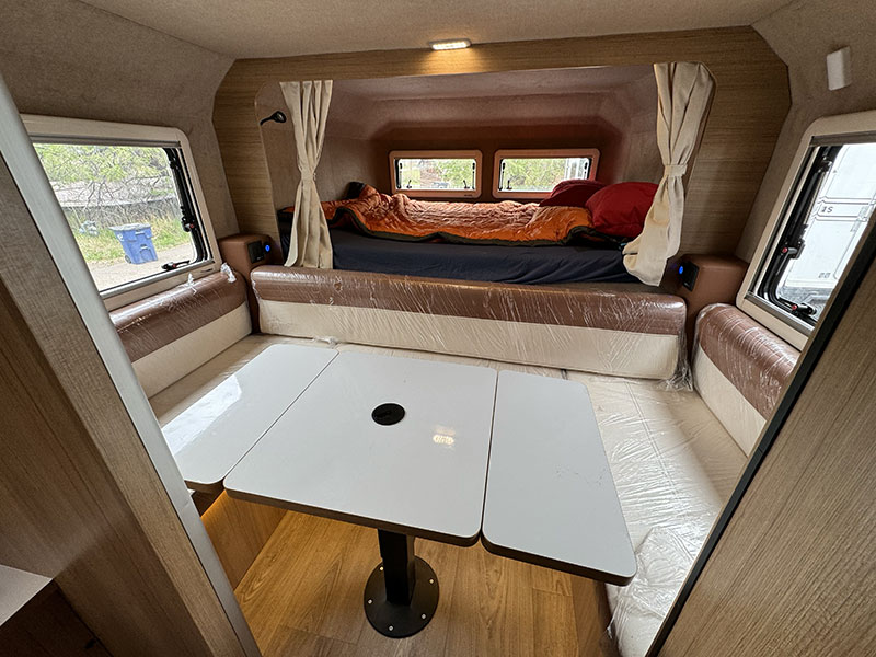 Hotomobil Interior Dinette Cabover Open