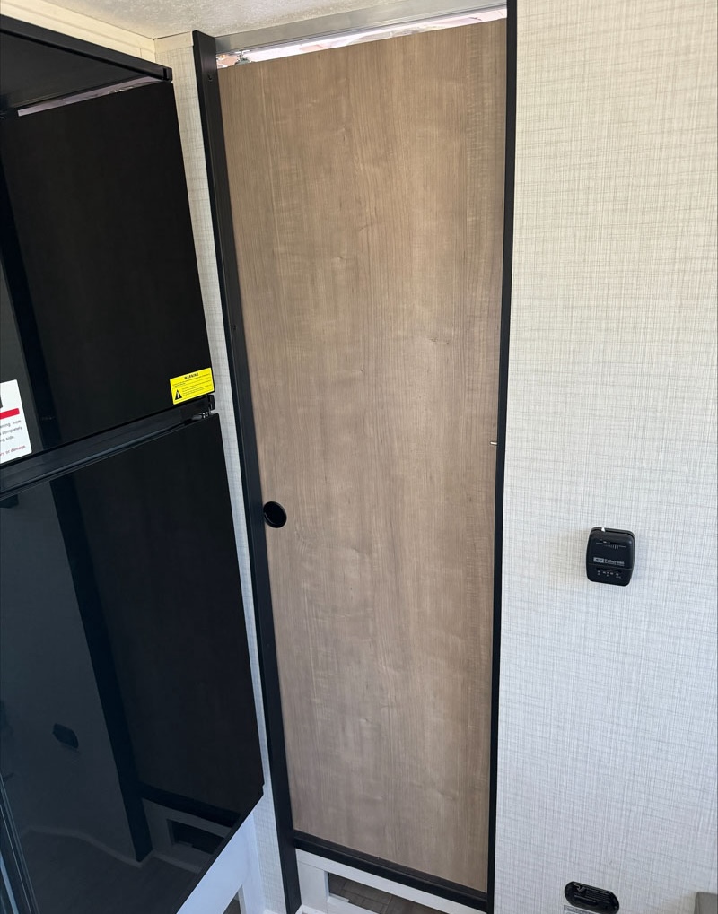 Palomino HS-3201 Bath Pocket Door Closed