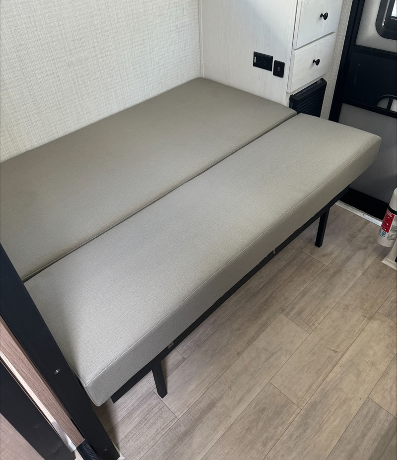 Palomino HS-3201 Bench With Pull Out