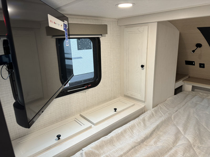 Palomino HS-3201 Overcab Driver Side