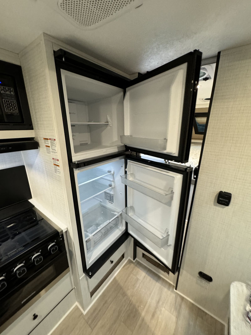 Palomino HS 3201 Refrigerator Open