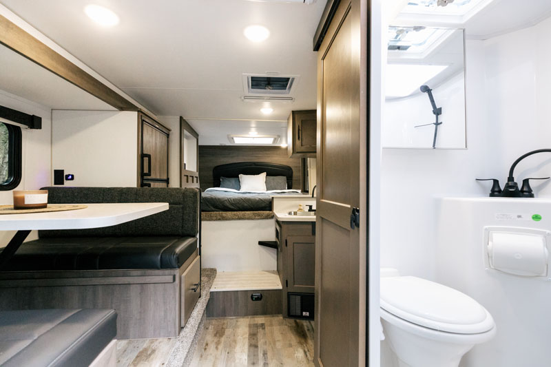 Adventurer 89RBS Interior With Wet Bath