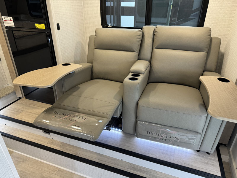 Thomas Payne Seating Palomino HS 3210
