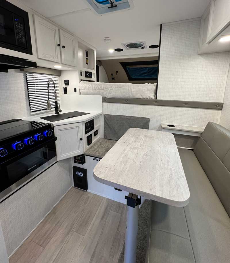 Palomino HS-8801 Interior
