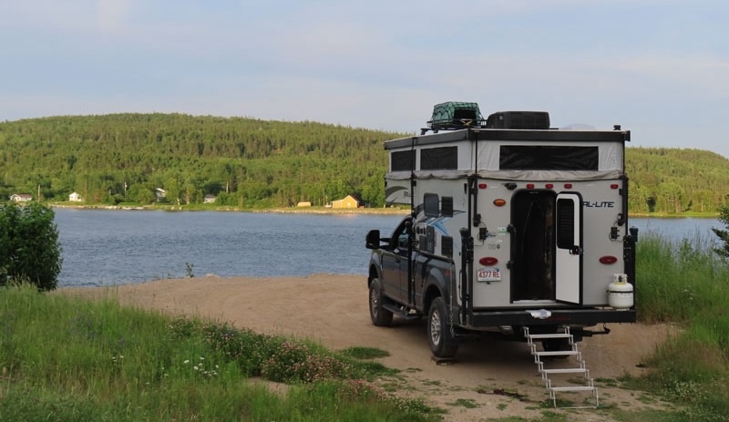 AlexCove Newfoundland Palomino Camper