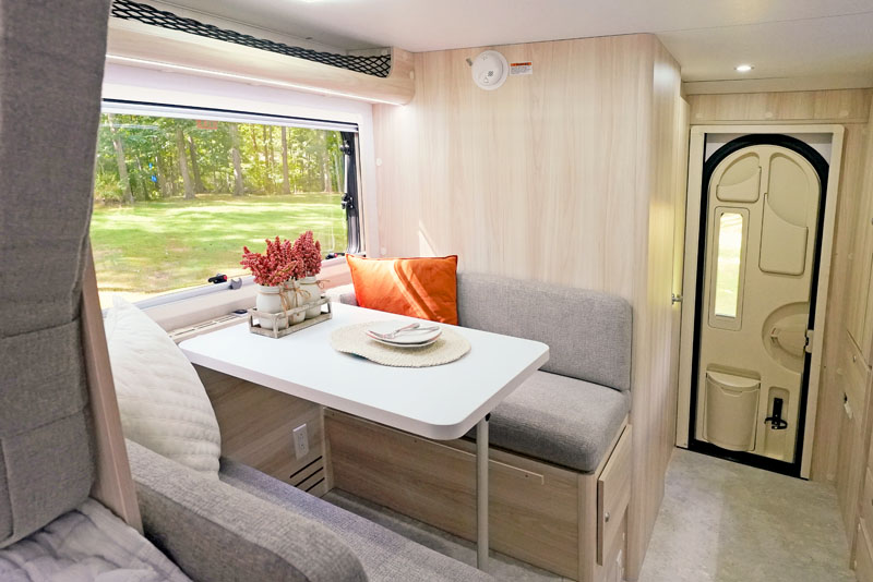 Cirrus 920 Dinette And Big Window