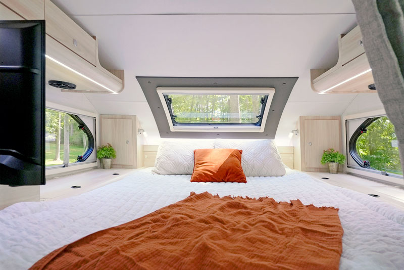 Cirrus 920 Overcab Queen Bed