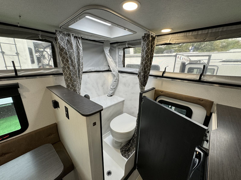 Palomino SS-1251 Bath In Popup