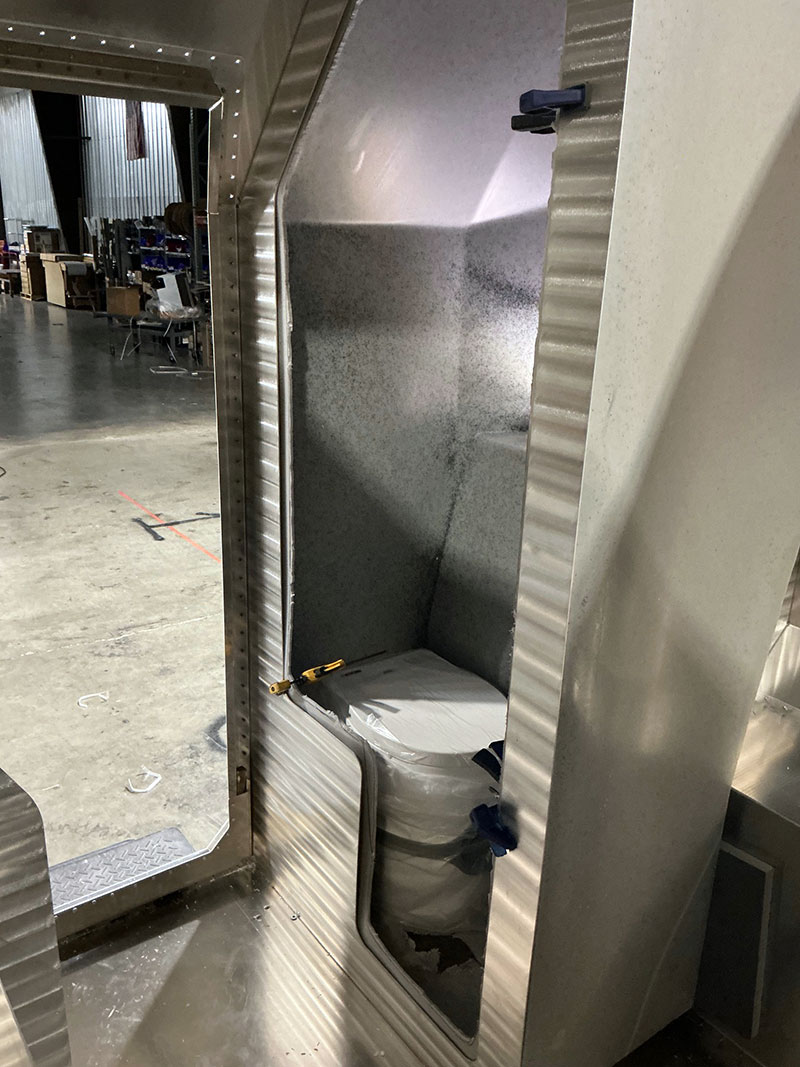 Kimbo 8 interior wet bath for slide in truck camper