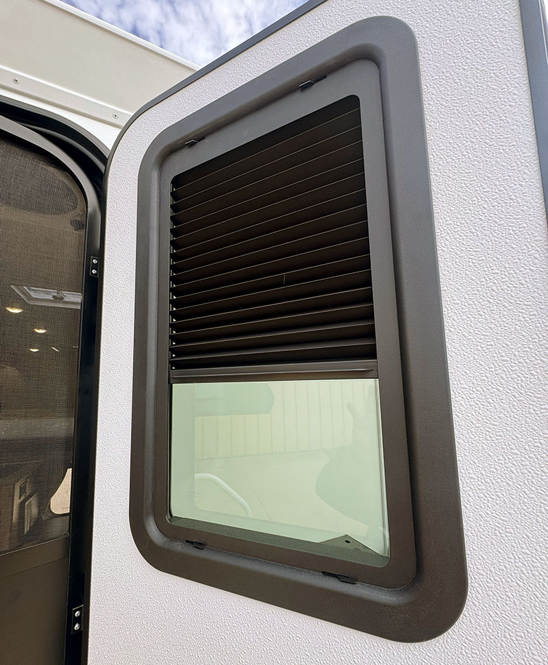 Northstar Offoada Interior Rear Door Window And Shade