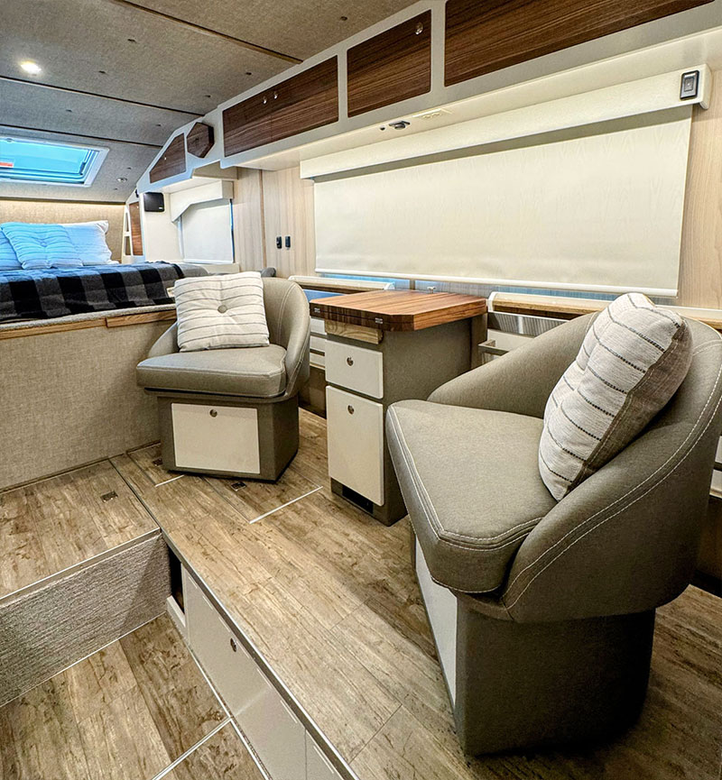 Kingstar KRUZR 10 Command Seating 12