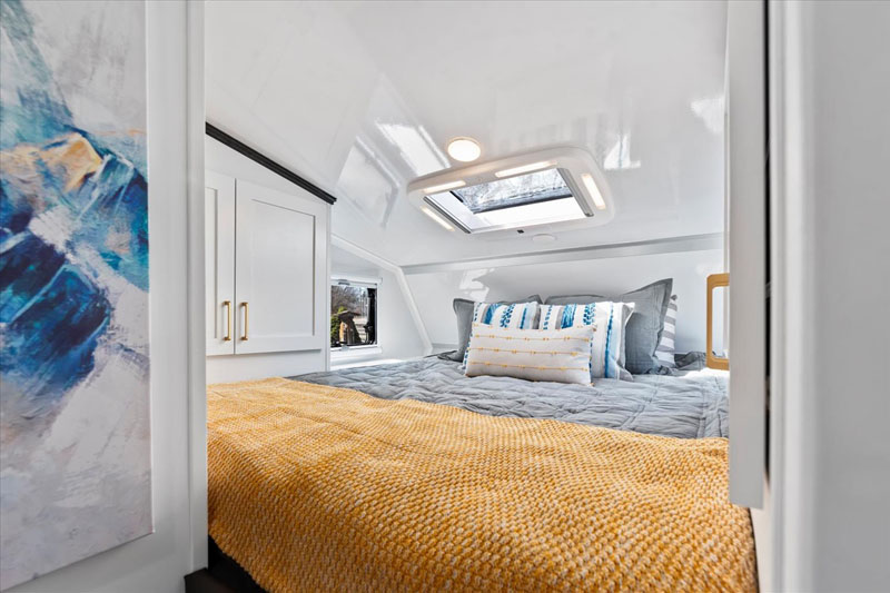 Rugged Mountain Denali 3S Cabover