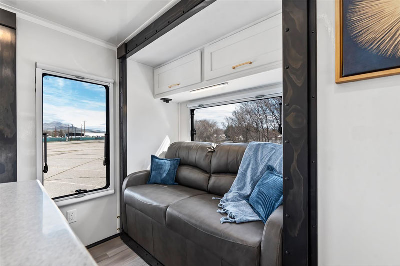 Rugged Mountain Denali 3SC Rear Jackknife Sofa